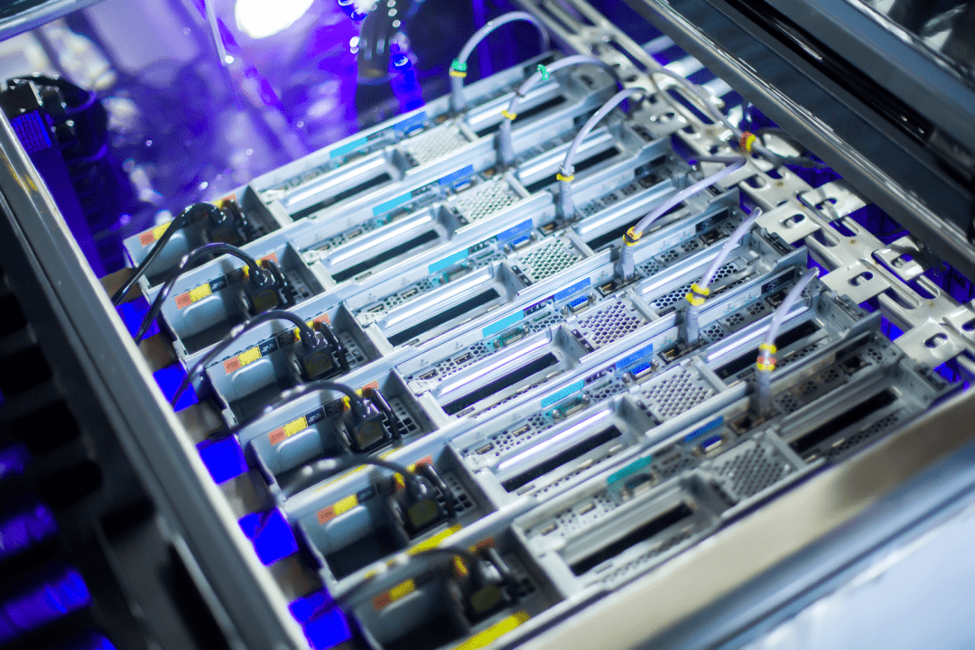 Data center liquid cooling system